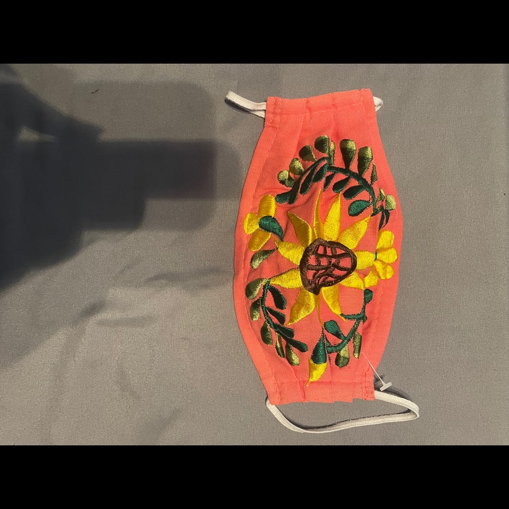 Embroidered face mask - Picture 11 of 12